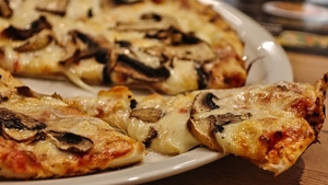 Cât costă o simplă pizza pe final de sezon, în Mamaia? Nota de plată primită de un turist român