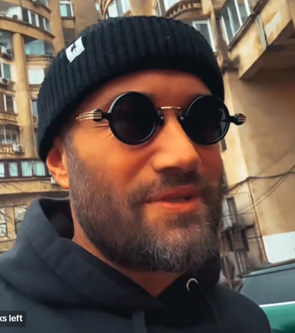 Mihai Bendeac le arată tuturor covoarele lui de pe Temu / Foto: Captură Video