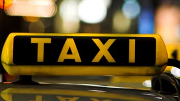 Taximetru lovit de un camion si proiectat intr-un gard din caramida