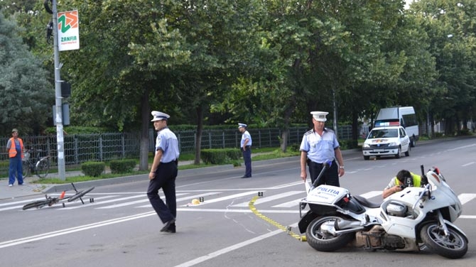 Tragedie in Bucuresti! Un politist pe motocicleta a ajuns grav ranit la spital dupa ce un microbuz i-a taiat fata!