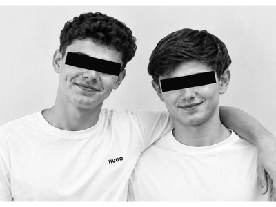 Lacrimi și durere în prima zi de școală la Colegiul „Nicu Gane”. Gestul colegilor în memoria lui Alex și Rareș, elevii morți în accidentul din Suceava