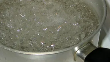 Un baietel de doi ani a fost internat in spital cu arsuri pe corp!