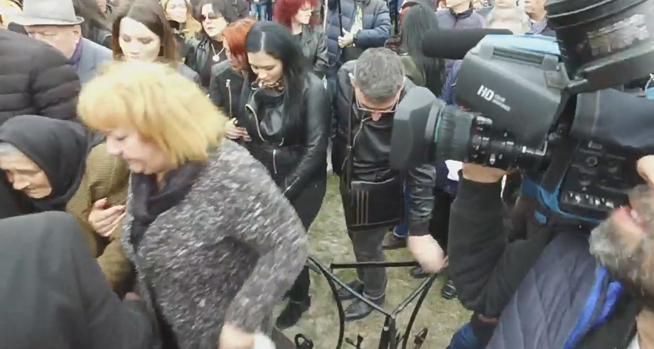 Sicriul în care se află Ileana Ciuculete este coborât în groapă