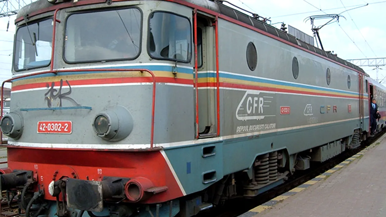 Panică în Vaslui: locomotiva unui tren de călători a luat foc! Aproximativ 100 de oameni au fost evacuaţi