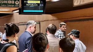 Marcel Ciolacu s-a plimbat cu metroul. Ce problemă a întâmpinat în drum spre Ministerul Transporturilor