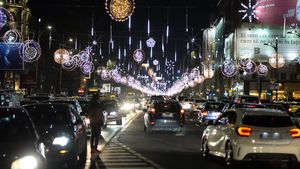 S-au aprins luminițele de Crăciun în București. Cât va plăti municipalitatea pentru instalațiile luminoase din acest an