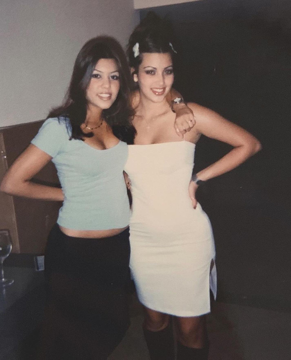Kim Kardashian, gafă uriașă de ziua surorii sale. Amuzată, Kourtney Kardashian a publicat imaginile rușinoase | FOTO