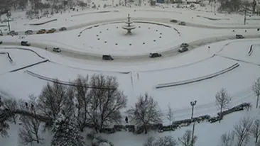Bucurestiul e paralizat dupa o zi de ninsoare! Uite cum abia se mai circula in marile intersectii din Capitala