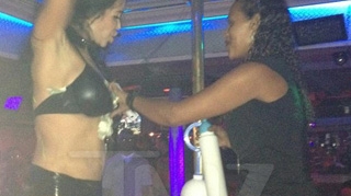 Ia uite cum se dezbraca Octomama! Are 14 copii acasa, dar face striptease fara rusine intr-un club obscur din Florida