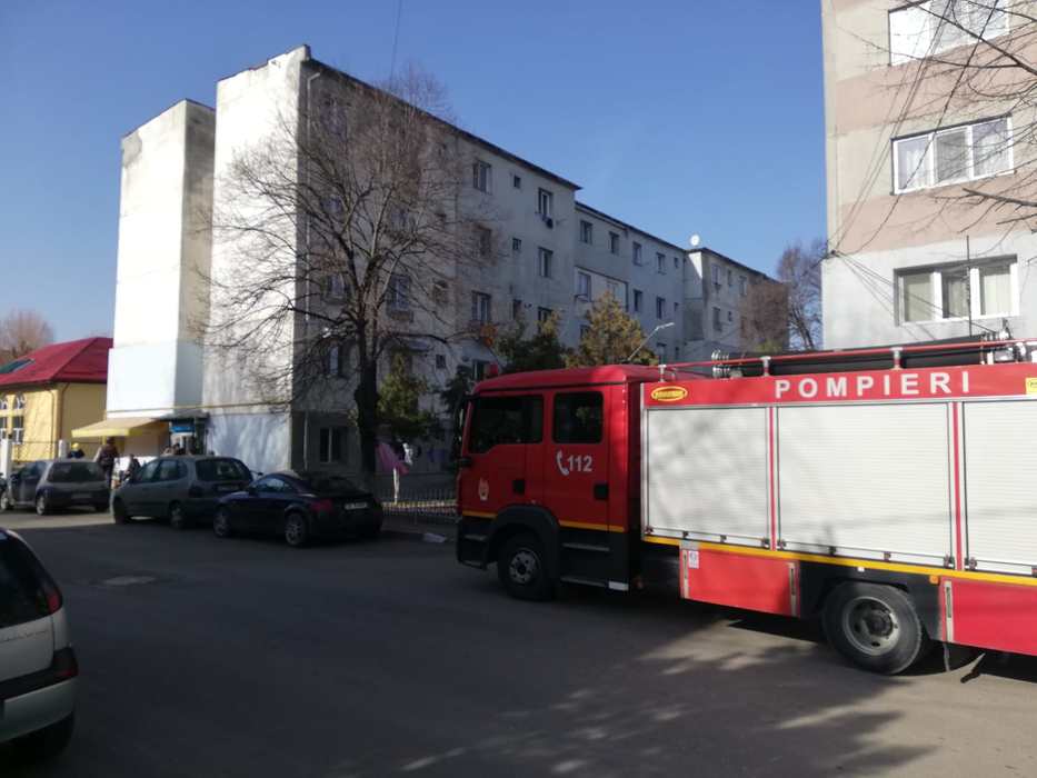 Bloc evacuat din cauza mirosului de gaz! În urmă cu o lună o deflagrație s-a produs în apropiere, la un alt bloc