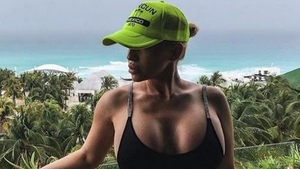 Anda Adam, desființată de fani după ce a pozat într-un costum de baie prea mic! ”Ar fi bine să ștergi această poză”
