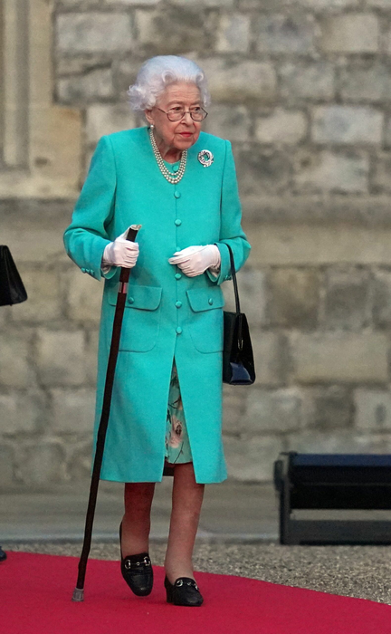 02 June 2022, United Kingdom, London: Queen Elizabeth II arrives to symbolically lead the lighting of the principal Jubilee beacon at Windsor Castle on the first day of the Queen's Platinum Jubilee celebrations, part of a chain of more than 3,500 flaming tributes to her 70-year reign. Photo: Steve Parsons/PA Wire/dpa
