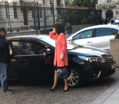 Apariţia lui Victor Ciorbea la birou, acolo unde lucrează ca Avocat al Poporului, declanşează o adevărată desfăşurare de forţe din partea angajaţilor