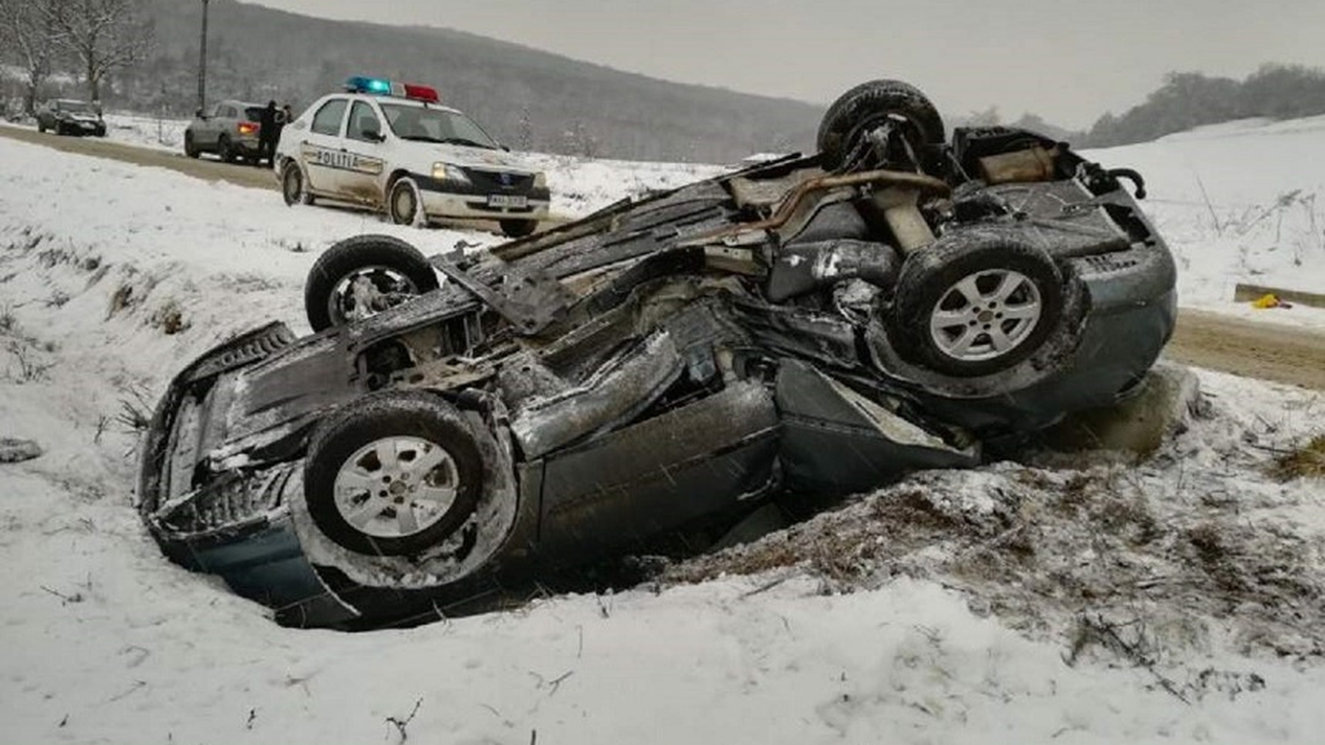 Accident teribil în județul Sibiu. Un tânăr s-a răsturnat cu mașina, iar iubita lui de 17 ani e în stare gravă la spital