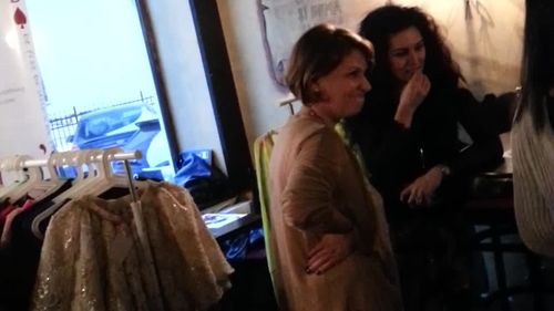 Frate, frate, dar brânza-i pe bani! Doiniţa Oancea şi Dana Rogoz, rivale printre standuri cu haine!