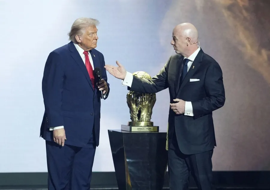 Momentul în care Donald Trump primește premiul pentru pace din partea lui Gianni Infantino. Sursă: Profimedia