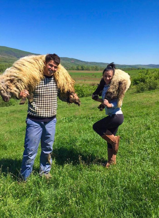Pozele cu Carmen de la Sălciua, de pe vremea când nu era celebră, ci doar o simplă fată de la ţară