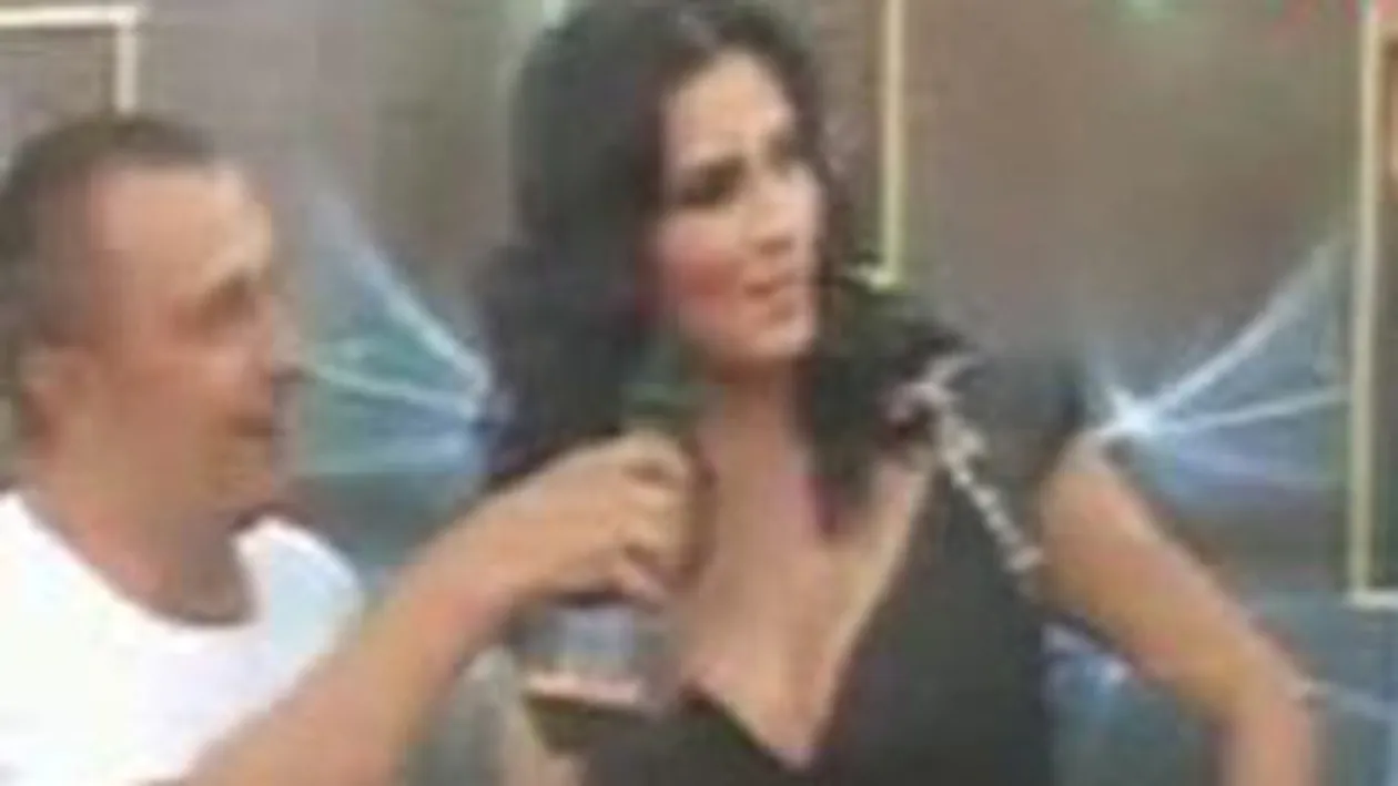 Ellie White nu-si mai poate ascunde burtica! Uite-o pe covorul rosu mandra de sarcina sa!