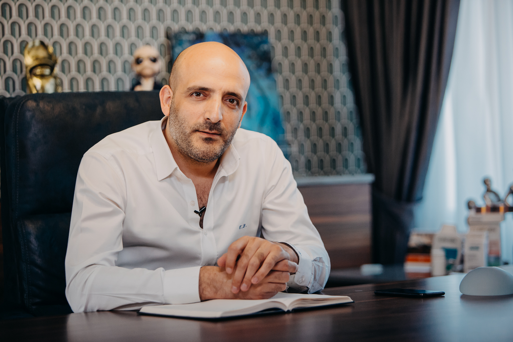Ești interesat de procedura de implant de păr? Consilierul medical Ensar Duman îți spune ce tehnici noi se realizează în Turcia