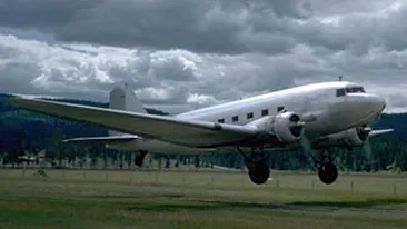 Sapte pasageri ai unui avion istoric au fost raniti, in timpul unei aterizari fortate