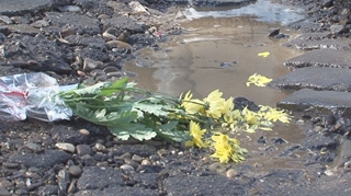 FOTO O groapa din Ploiesti are cont pe Facebook! De 1 Martie, autorul contului i-a adus flori