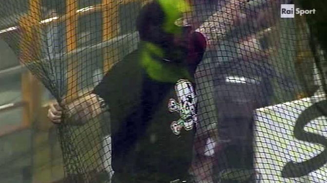 FOTO Suporterii sarbi au innebunit in meciul cu Italia! Partida a fost suspendata din cauza incidentelor de pe stadion!