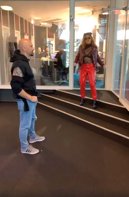 Loredana Groza, apariție neașteptată la o emisiune de la radio! Ce mesaj avea scris pe căciula