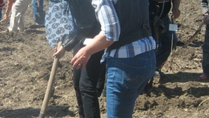 Andreea Marin a ajuns la munca de pe ogor! Si-a petrecut weekendul cu sapa in mana!
