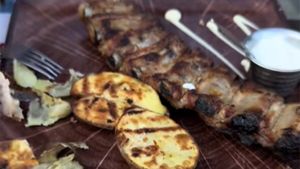 Nu e banc! Cât a plătit un turist pentru un cartof și jumătate, într-un restaurant din Poiana Brașov