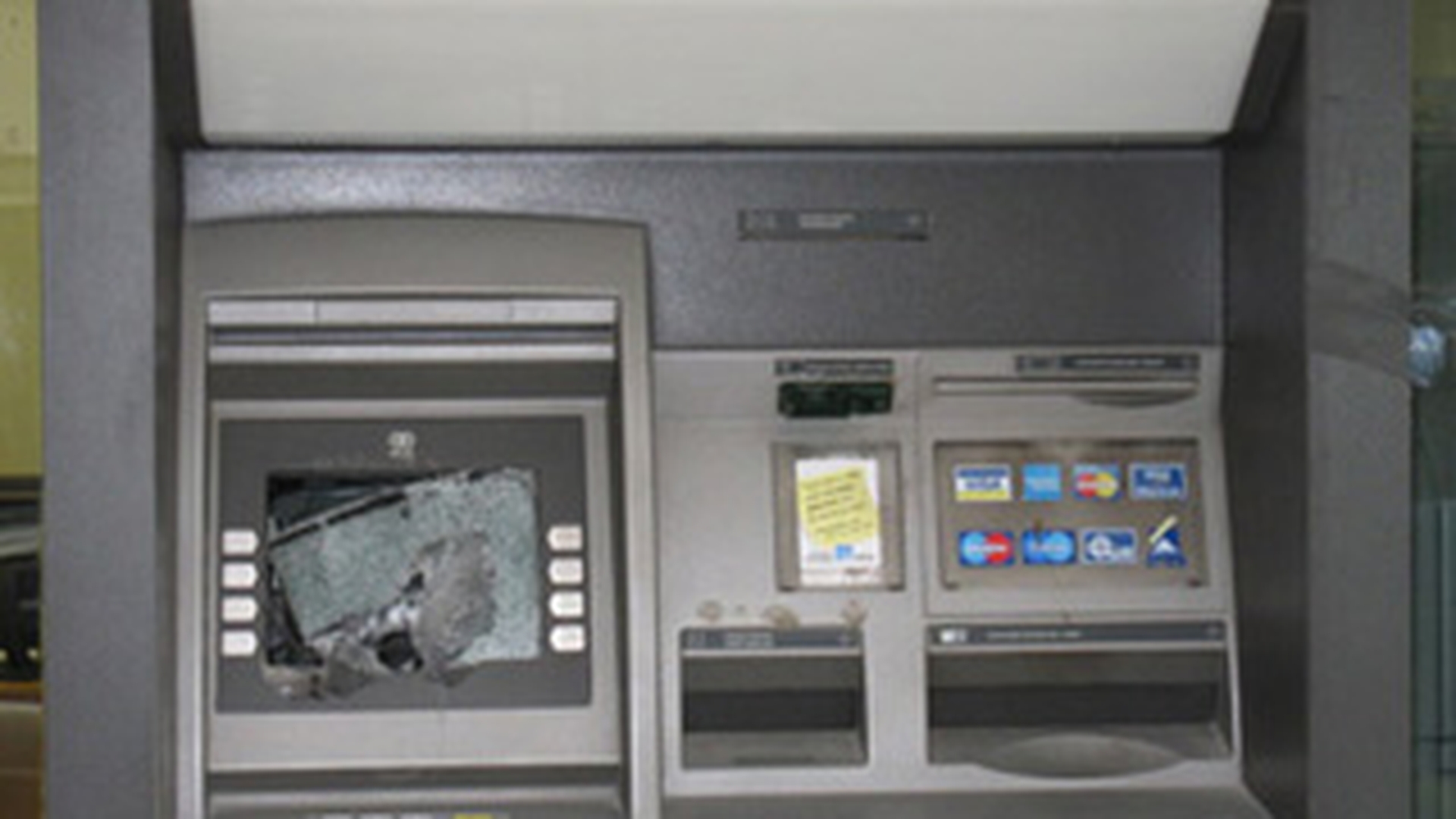 Jaf ca-n filme! Bancomat spart la o firma din Arges, dupa ce paznicul a fost batut si legat