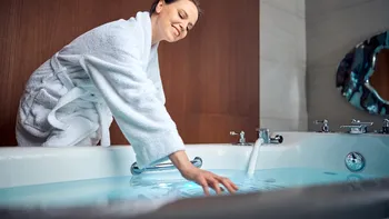 De ce renunță multe hoteluri la ușile de la baie. Turiștii sunt din ce în ce mai revoltați