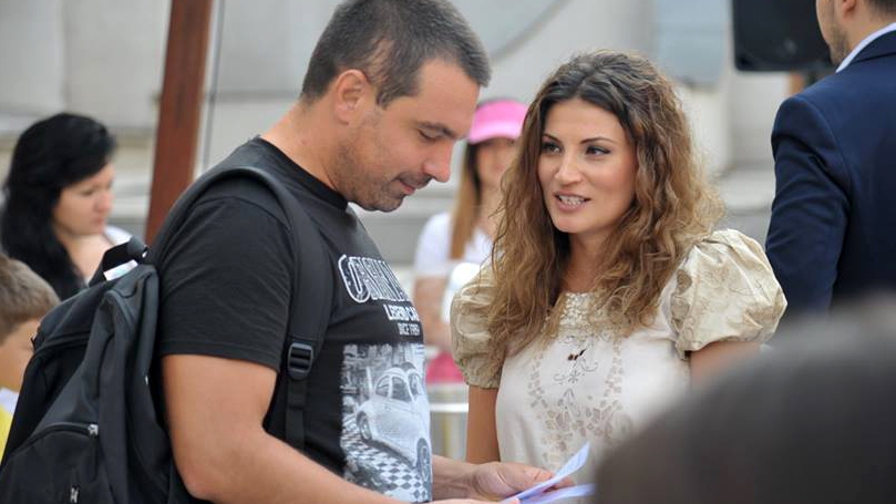 Pe Ioana Ginghină o ştii cu siguranţă, dar cum arată sora ei! Vezi cât de mult îi seamănă!