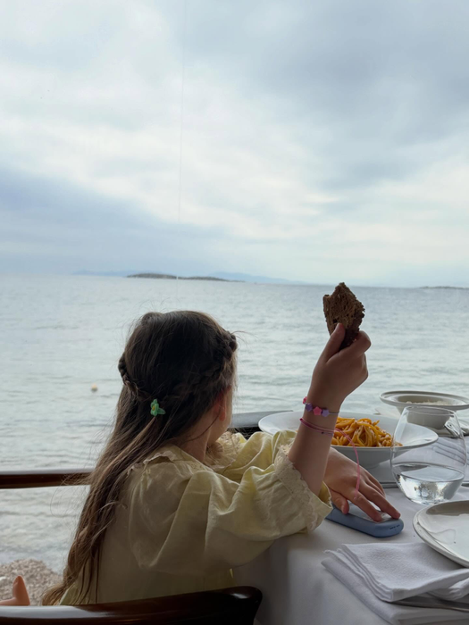 Unde a sărbătorit Crina Marin împreună cu mijlocașul naționalei noaptea de Înviere. Ce geantă, ceas, bijuterii și pantofi a purtat