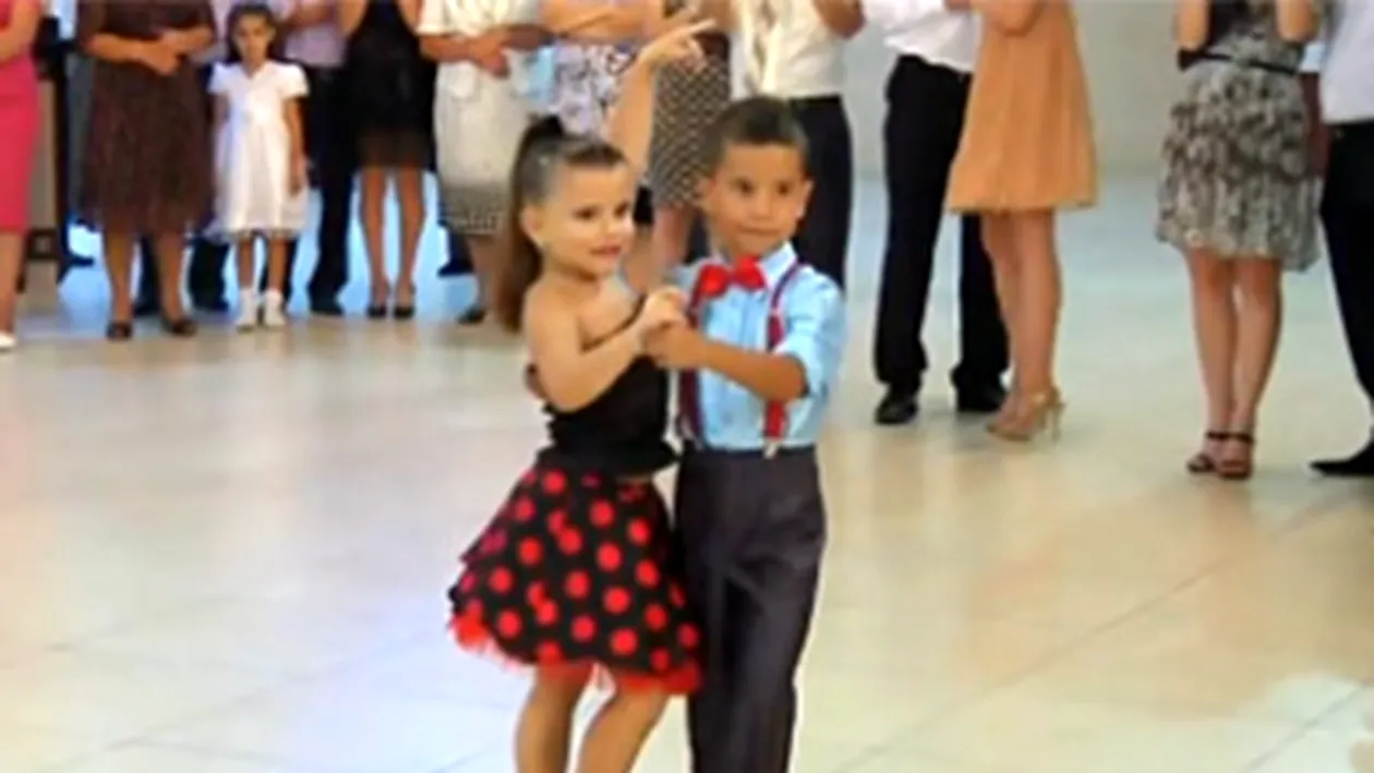 La doar şase ani, doi copii din Republica Moldova fac senzatie pe internet! Oare Mihai Petre ar fi impresionat de dansul lor?