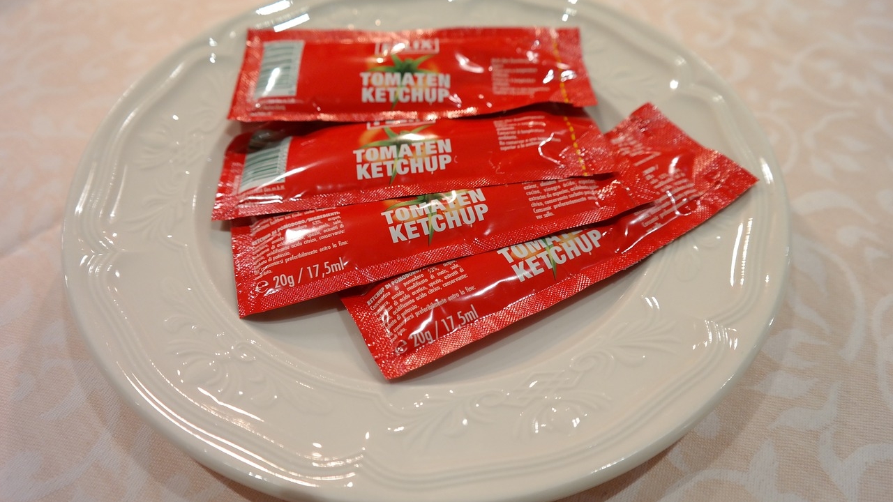 Adio, ketchup, muștar și maioneză în plicuri de unică folosință, în România. Decizia radicală luată de Uniunea Europeană
