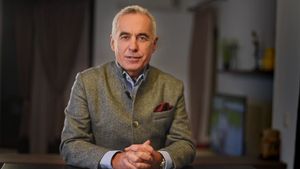 Călin Georgescu și-a sunat avocatul imediat ce a fost oprit în trafic. Ce i-ar fi zis să facă