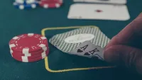 Șantaj pentru o datorie la poker! Polițiștii au intervenit în forță la un apropiat al clanului Caran