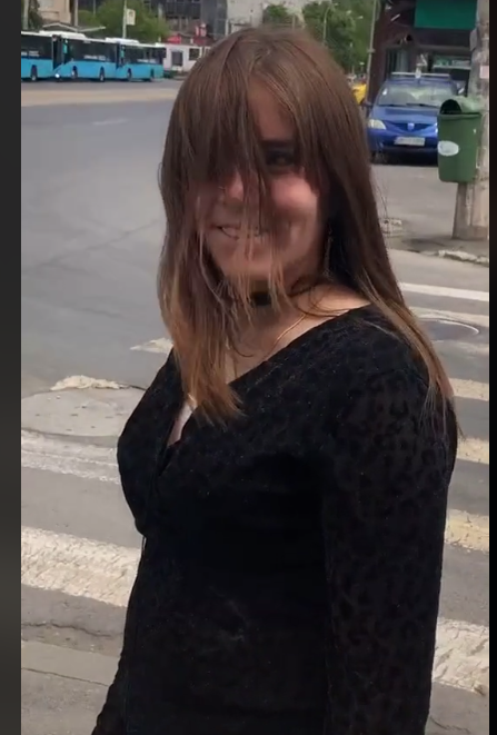 Cum a fost surprinsă Vulpiţa, în plină stradă! Reacţie bizară când a văzut că este filmată. FOTO