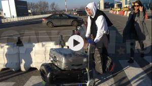  S-au întors în ţară de la +25 de grade! Logodnica lui Mutu şi-a ascuns burtica şi...