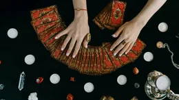 Cartea de Tarot de azi, 17 aprilie 2026. Pajul de Pentacule le deschide nativilor Fecioară o ușă spre prosperitate pe care puțini o vor trece