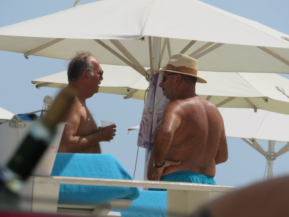 Sub umbrelă, Raul Doicescu și Marian Alecu, doi afaceriști care "pun țara la cale" pe plajă, la Mamaia