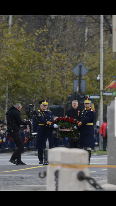 Klaus Iohannis a venit fără soția lui la parada militară din București. Gestul făcut de Carmen Iohannis pe Facebook înainte de Ziua Națională a României