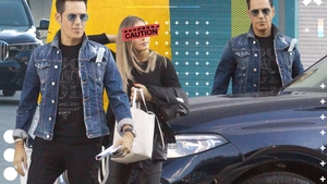 Ștefan Bănică Jr. a “răvășit” parcarea X Factor, cu un BMW X5 țiplă de 80.000 €  și o sexy-“asistentă” blondă nou-nouță