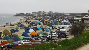A curs berea, s-au turat motoarele si s-au incins gratarele! Vezi cele mai tari imagini cu distractia din Vama Veche!