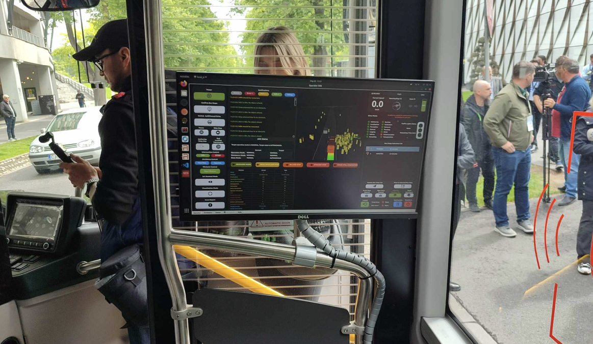 Emil Boc a testat primul autobuz fără șofer, în Cluj! Momentul istoric s-a viralizat rapid