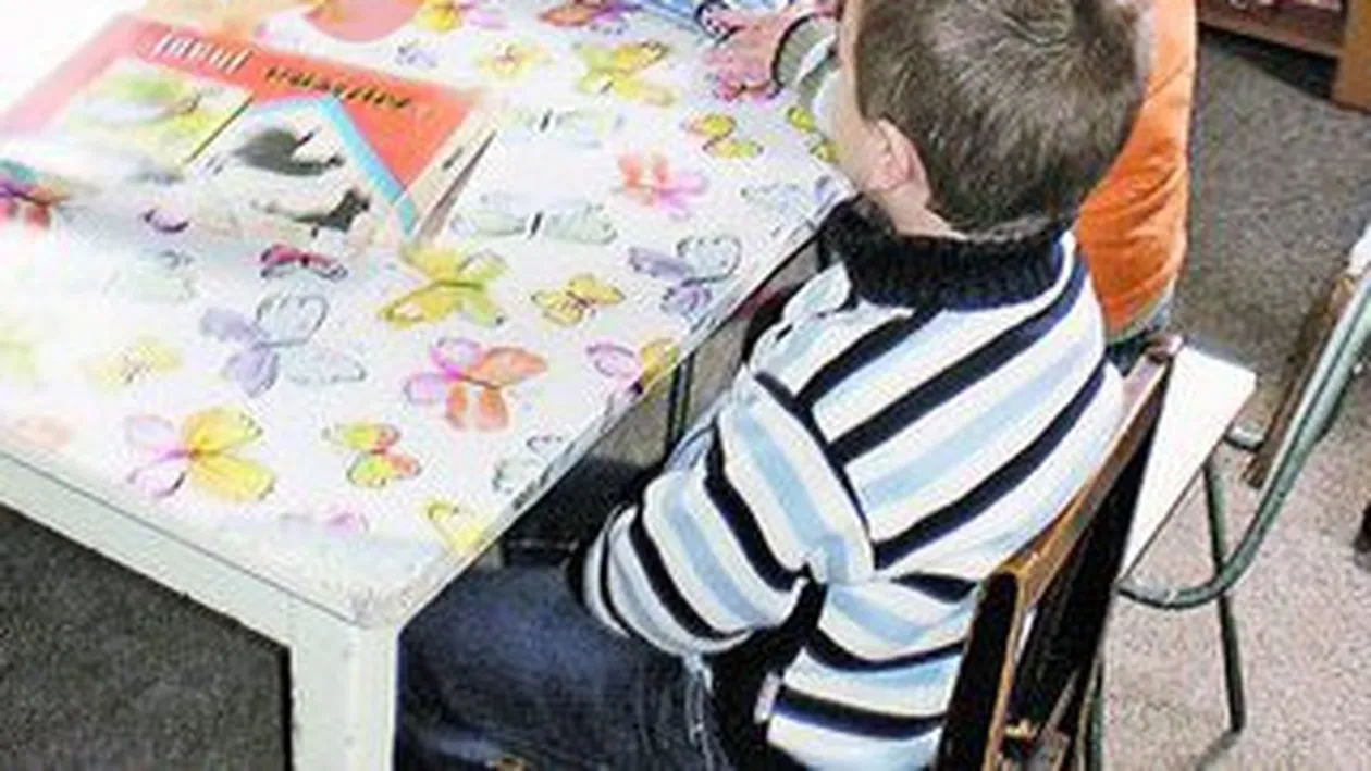 Fac munca benevola de trei luni