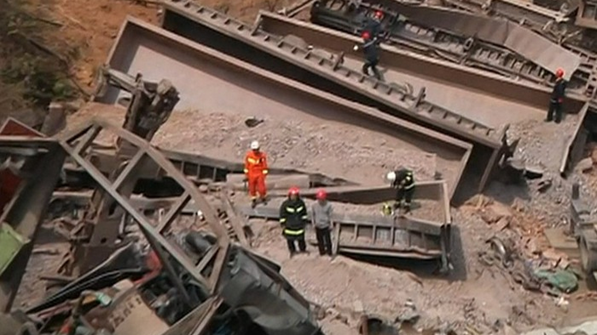 Tragedie feroviară. Șase persoane au murit după ce un tren a deraiat și a intrat într-o casă | VIDEO