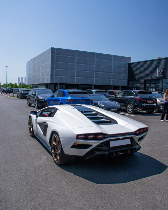 Așa arată Lamborghini-ul de 2,8 milioane de euro, pe care milionarul Florian l-a "udat" la LOFT (Foto: Instagram)