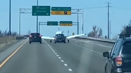 Imagini incredibile! Un avion a aterizat pe o autostradă, printre zeci de mașini. VIDEO