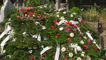 S-a dus vremea coroanelor cu flori la Lugoj! Preot: ”Le-am spus în biserică: plicul cu bani!”